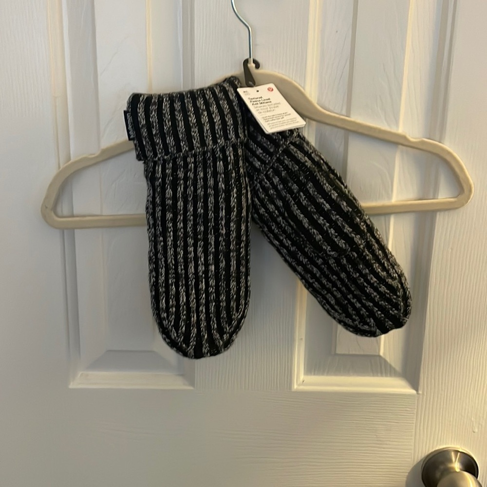 NWT Mittens Black White